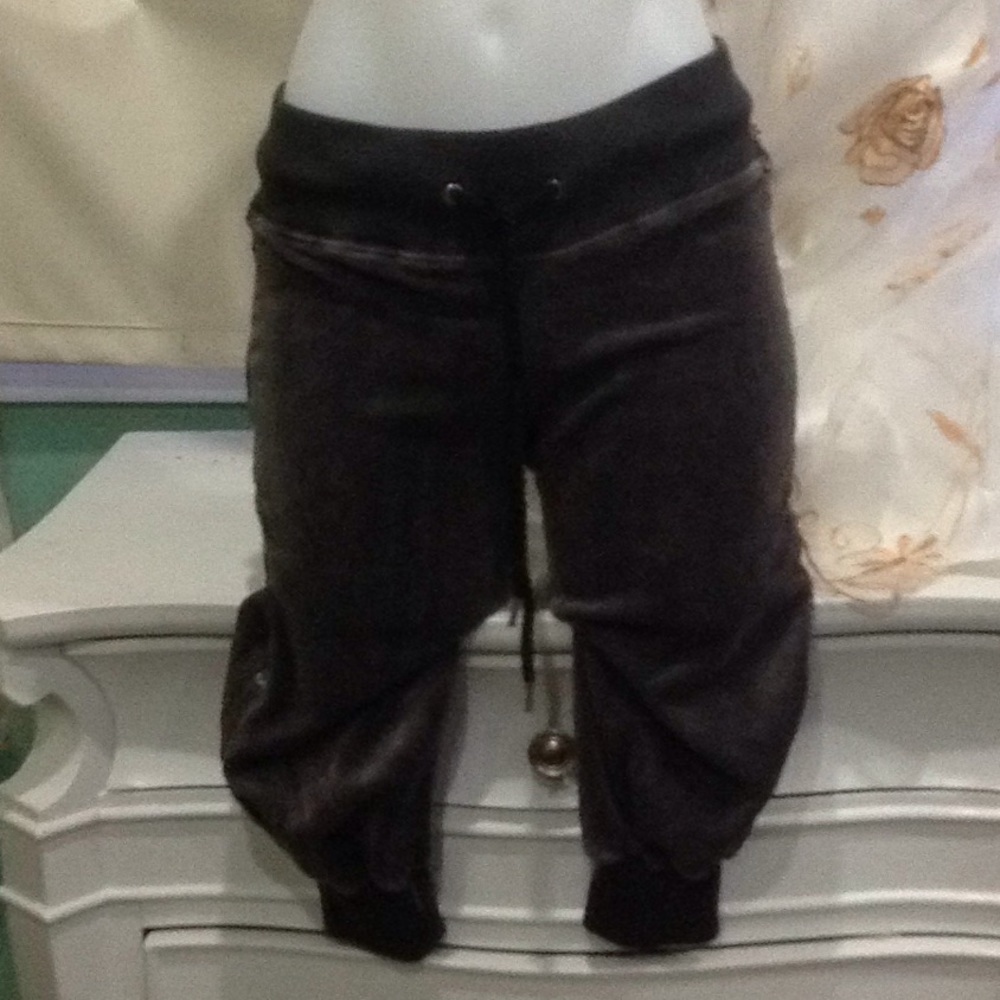 Cropped sweat pant.